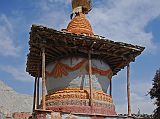 Mustang 02 10-2 Geiling Chorten The village of Geiling has a colourful chorten in the middle.